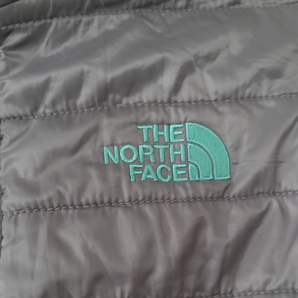 The North Face Girls Reversible Light Gray Puffer with Aqua Trim - Picture 2 of 7